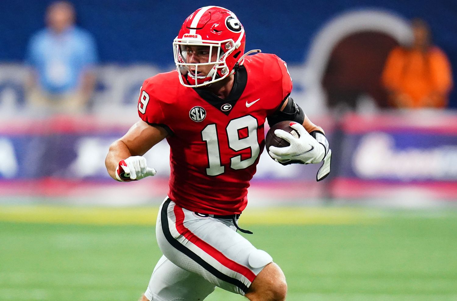Georgia Bulldogs star tight end Brock Bowers catches a pass during a college football game in the SEC.